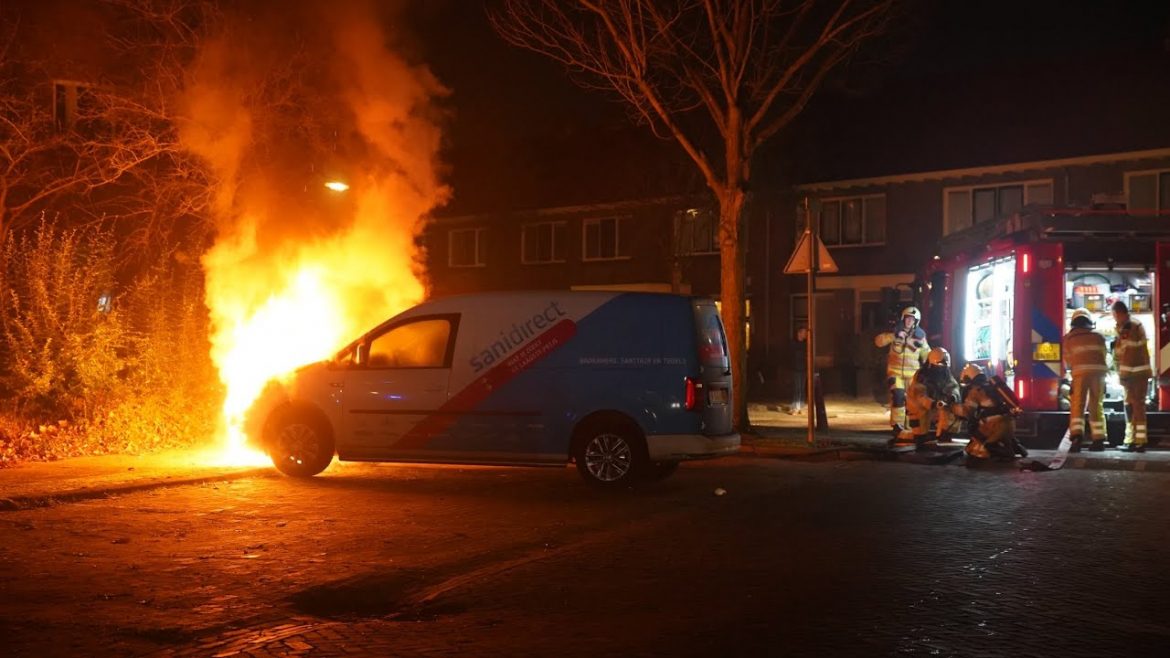 2 auto’s in brand gestoken vlak voor jaarwisseling in Deventer