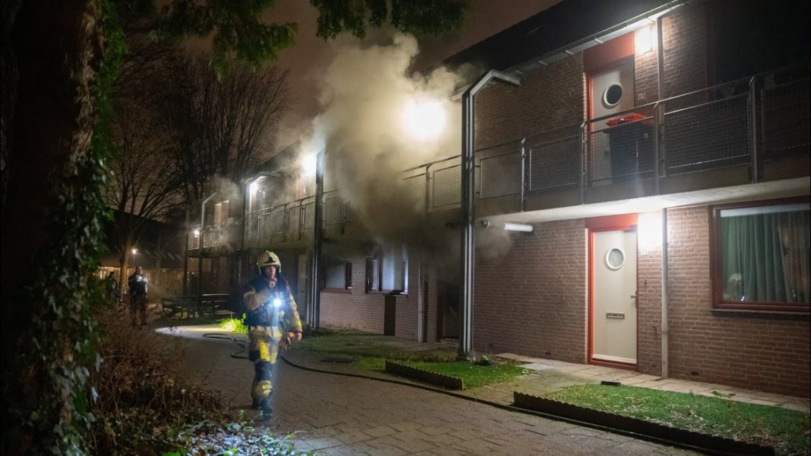 Gewonde man door brandweer uit brandende woning gehaald in Deventer