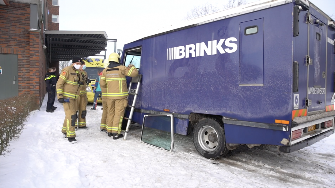 Geldwagen Brinks vliegt in brand, medewerkers gewond