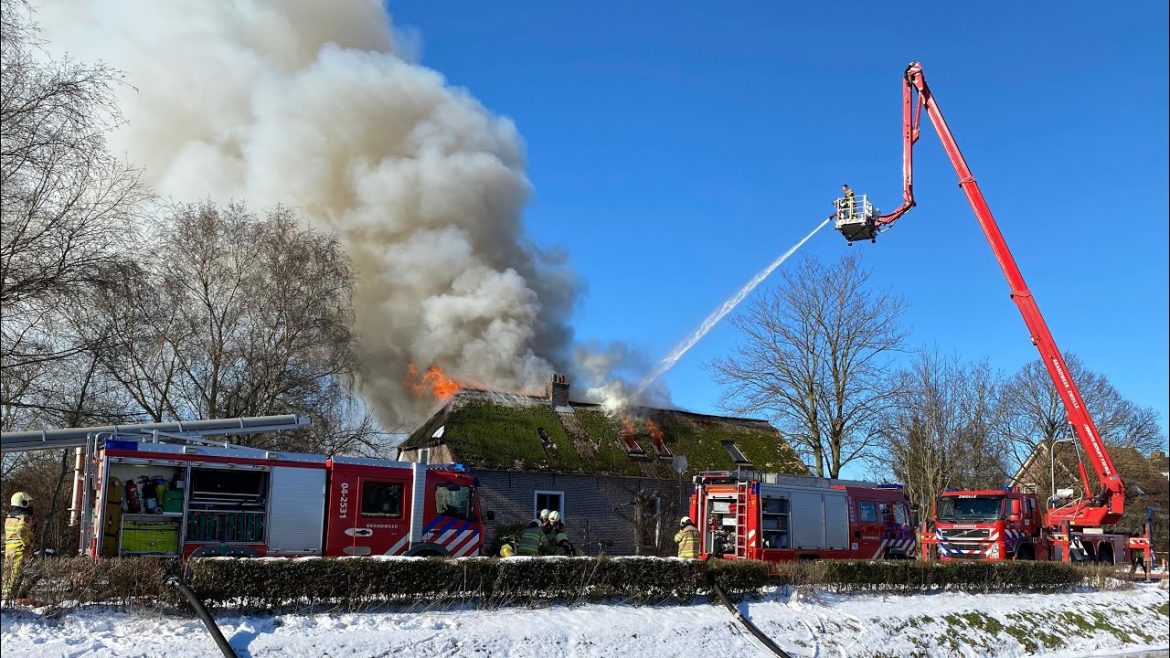 Uitslaande brand verwoest woning met rieten dak in Elshof