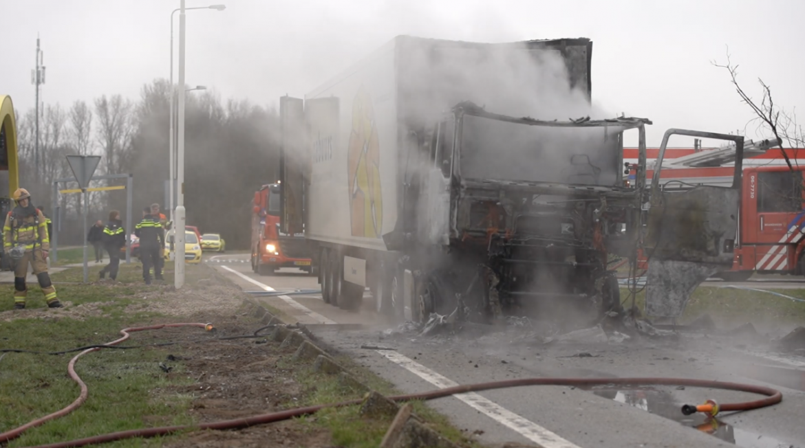 Vrachtwagen in brand langs de A50 Apeldoorn – Arnhem