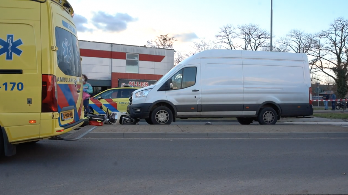 Snorfietser overleden na aanrijding met PostNL bezorgbus op rotonde in Brummen