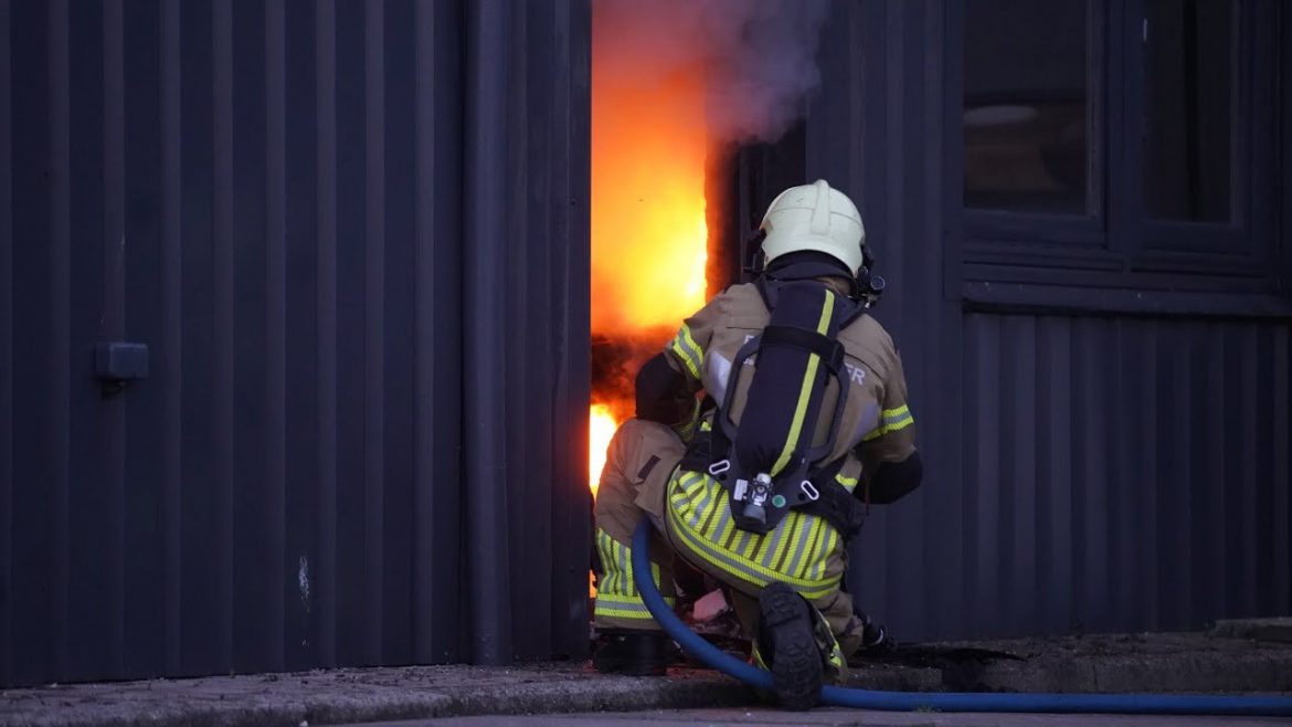 Brand bij kantoorgroothandel Stamacon aan de Hanzeweg in Deventer