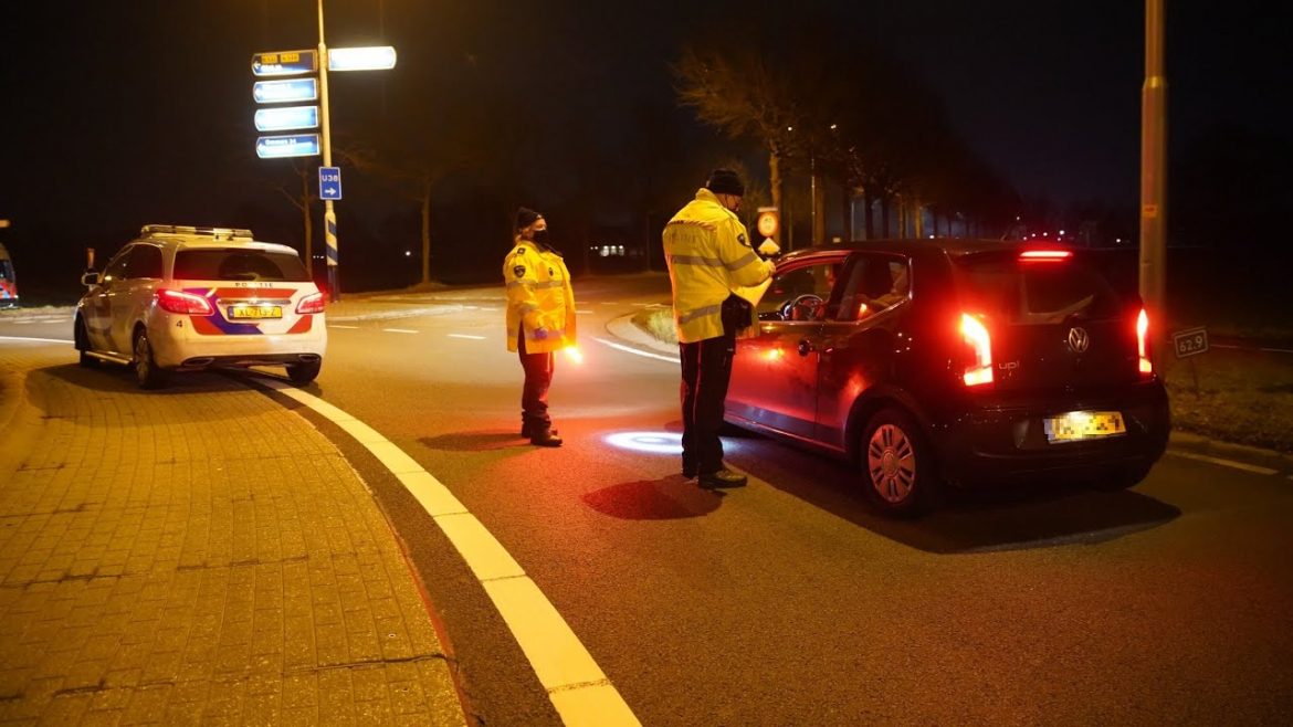 Boetes bij avondklok-controle, politie zet fuik op tussen Deventer en Raalte