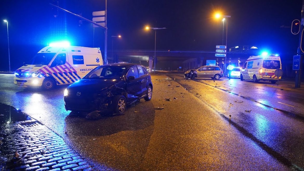 Fors ongeval op de kruising Siemelinksweg met afrit Deventer Oost