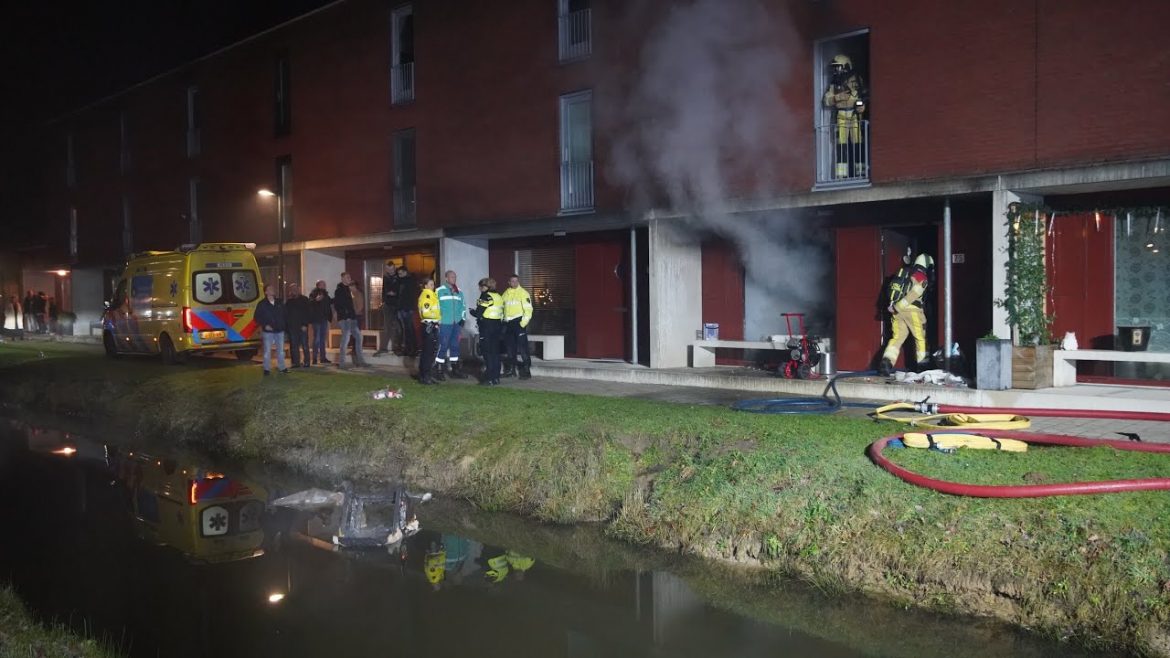 Uitslaande woningbrand Cornelis Lelylaan Deventer, volgens buren ontstaan door vuurwerk