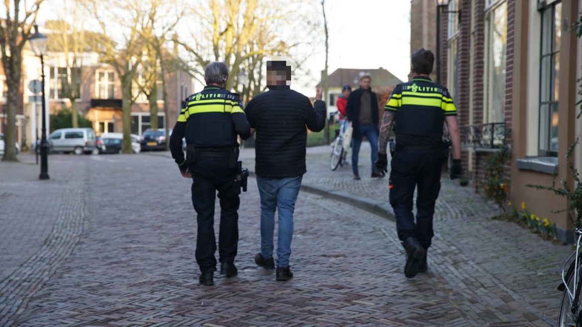 Politie houdt brandstichter aan in binnenstad Deventer, haag naast Bergkerk aangestoken