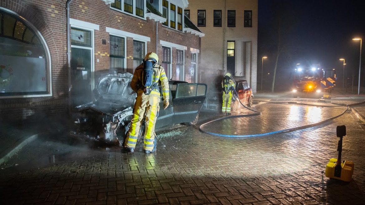 Vierdubbele brandstichting in auto’s aan de  Ooievaarsstraat in Deventer
