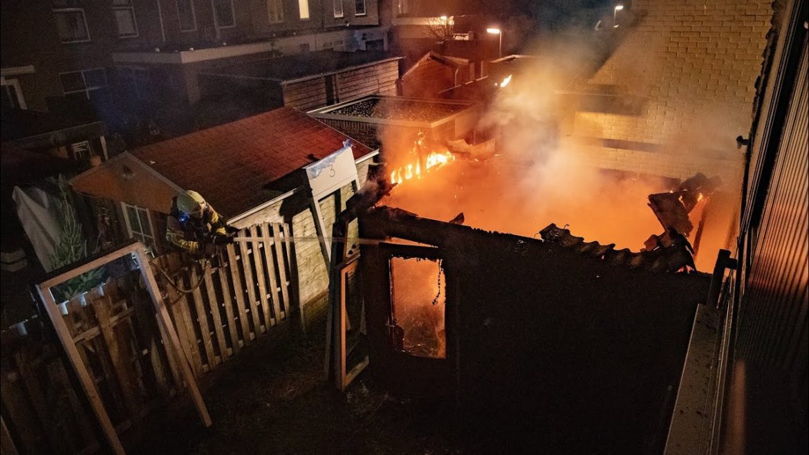 Moeilijk bereikbare schuur in brand op Zandweerd Deventer