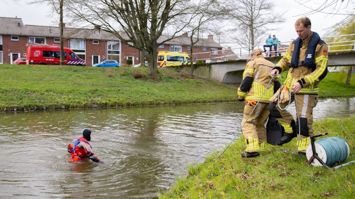 Brandweer rukt uit met duikers en boot na aantreffen kleding naast vijver in Deventer