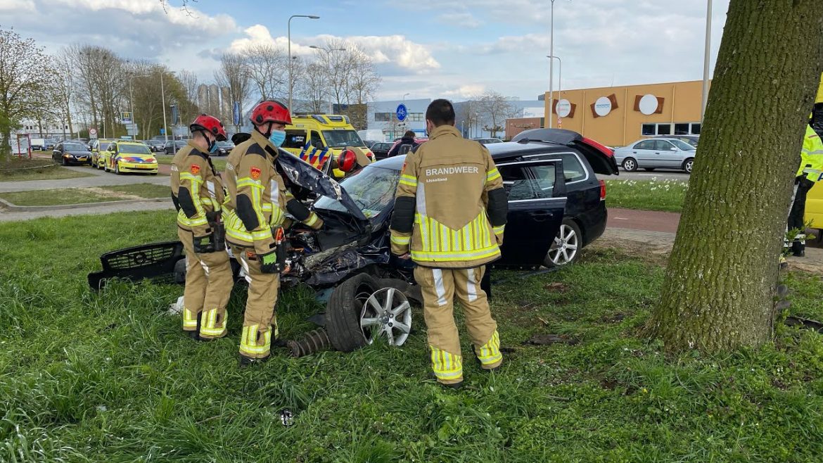 Auto crasht tegen boom in Deventer, inzittenden gewond naar ziekenhuis