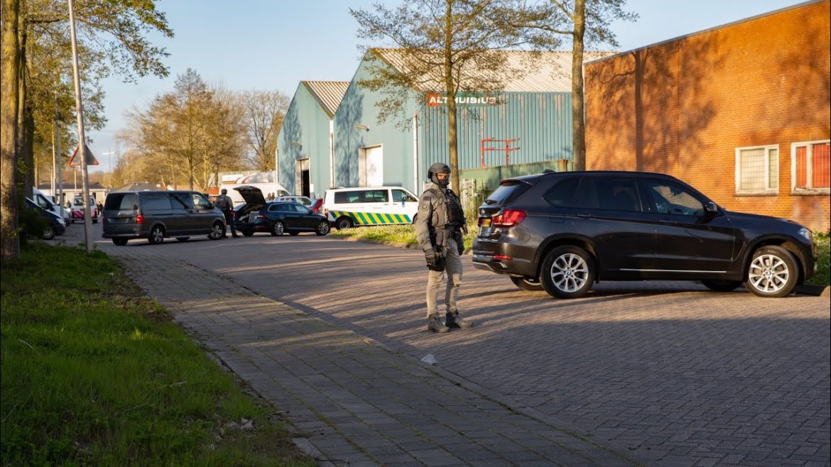 Arrestatieteam doet inval in loods aan de Duurstedeweg in Deventer, politie en douane doen onderzoek