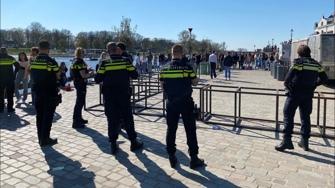 Te druk op Wellekade in Deventer tijdens Koningsdag, politie en handhavers grijpen in